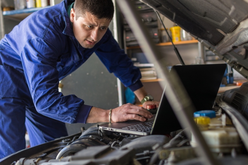 Council vehicle technicians complete new EV maintenance scheme    image