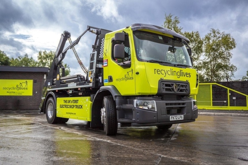 Renault Trucks supplies UK’s first electric skip transporter trucks image